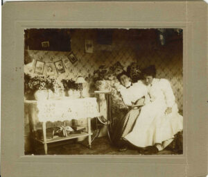 WOMEN THE SITTING ROOM