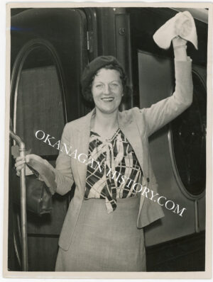 GRACIE FIELDS, THE BRITISH MUSIC HALL QUEEN BOARDING THE TRAIN IN CANADA 1939 GRACIE FIELDS, BRITSH MUSIC HALL PERFORMER BOARDING THE TRAIN IN CANADA 1942