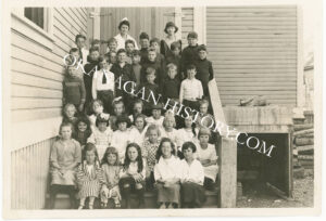 PENTICTON B.C. THREE MILE SCHOOL CLASS PHOTO 1924 PENTICTON B.C. THREE MILE SCHOOL CLASS PORTRAIT 1924